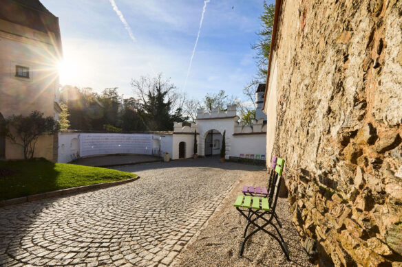 Sitzmöglichkeiten im Außengelände der Schallaburg